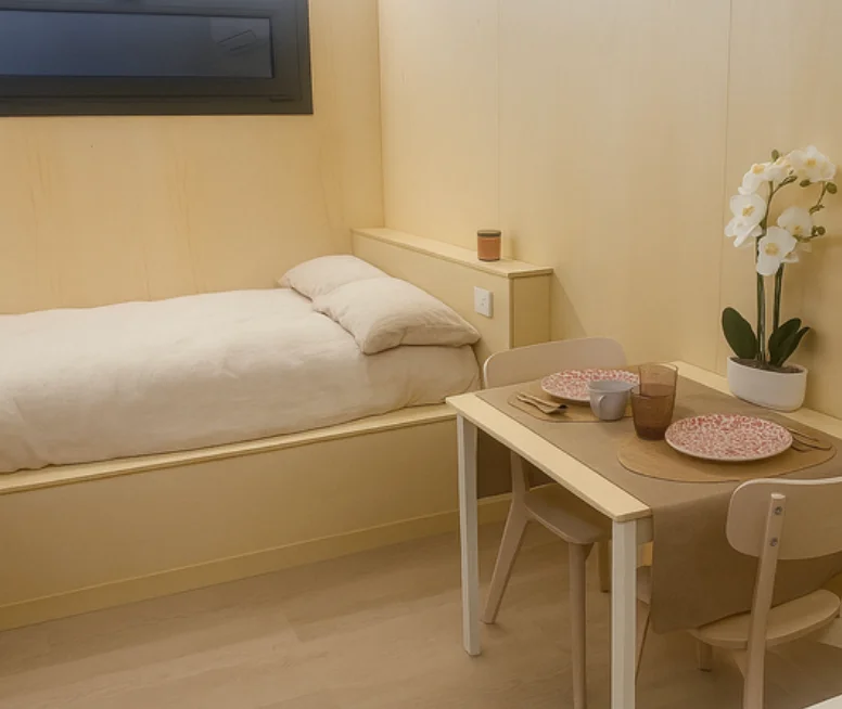 Dormitorio y zona de estar de CABYNE ONE