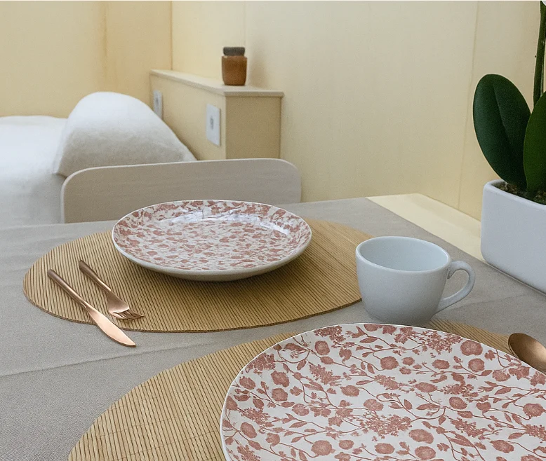 Detalle de mesa y menaje en el interior de CABYNE ONE
